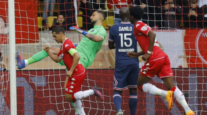 Džanluidži Donnarumma pārdzīvo neatvairīto Visama Ben Jedera pendeli. Foto: Reuters/Scanpix