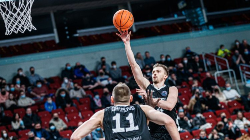 Kristers Zoriks ceļā uz "Arēnas Rīga" grozu. Foto: FIBA