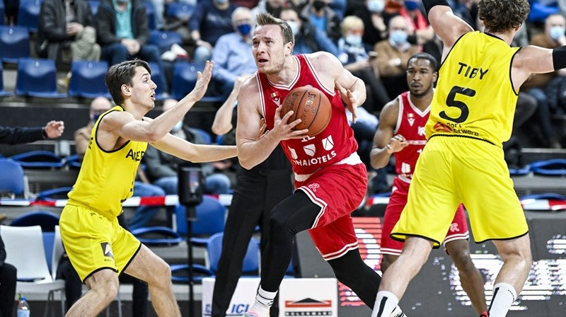 Artūrs Strautiņš ar bumbu. Foto: FIBA Europe Cup