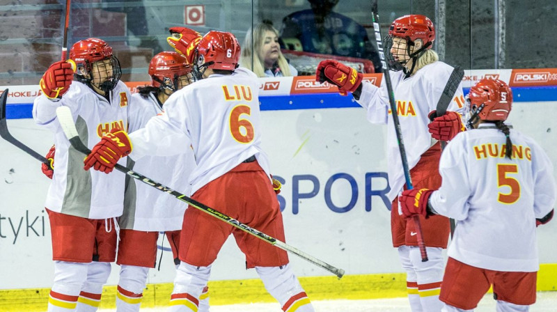 Ķīnas izlases hokejistes svin vārtu guvumu. Foto: Polski Hokej