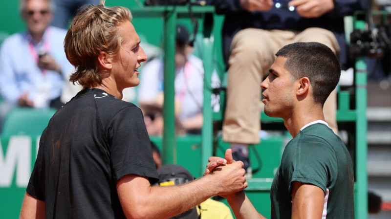 Sebastians Korda (pa kreisi) un Karloss Alkarass pēc mača. Foto: Reuters/Scanpix