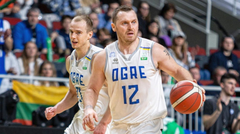 "Ogres" basketbolisti Rinalds Sirsniņš un Kristaps Dārgais. Foto: Jānis Martels/BK Ogre