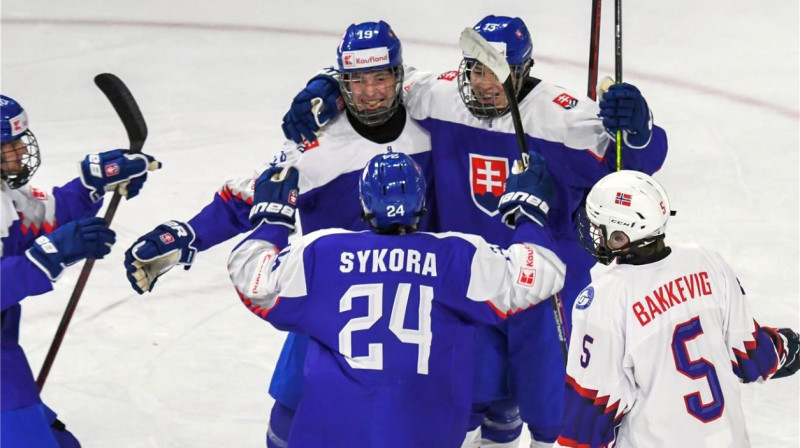 Slovākijas U18 izlases hokejisti svin vārtu guvumu. Foto: hockeyslovakia.sk