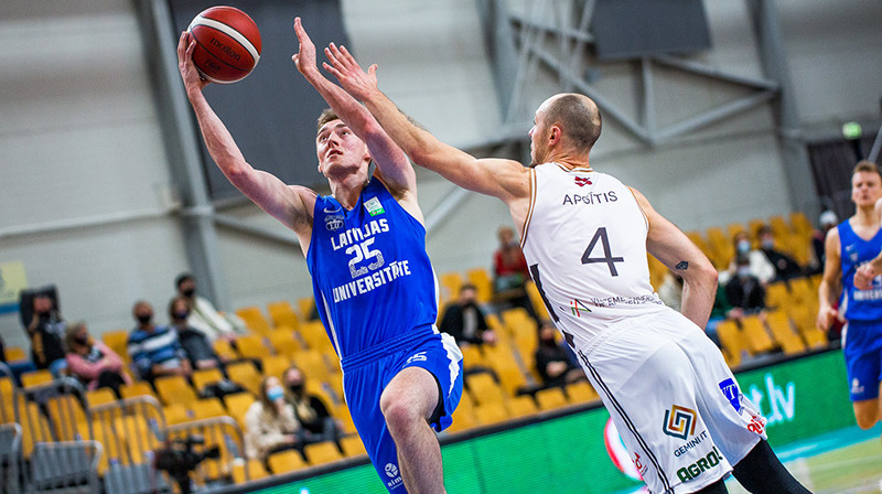 Alberts Putāns uzbrukumā pret Kārli Apsīti. Foto: Sandijs Leicis|LU basketbols