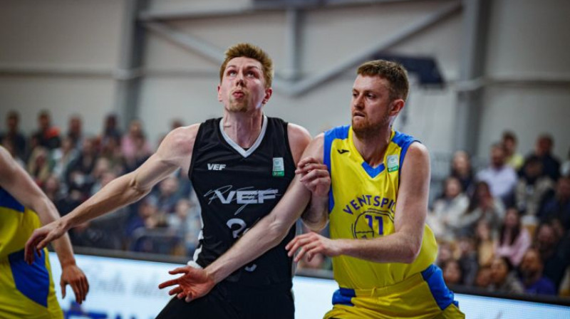 Aleksandrs Madsens cīņā ar Gunti Sīpoliņu. Foto: Basket.lv