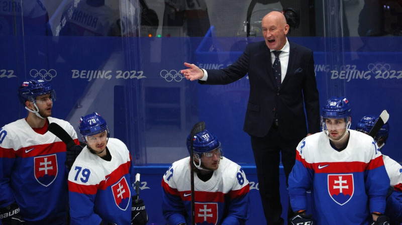 Kreigs Remzijs un Slovākijas hokejisti. Foto: Reuters/Scanpix