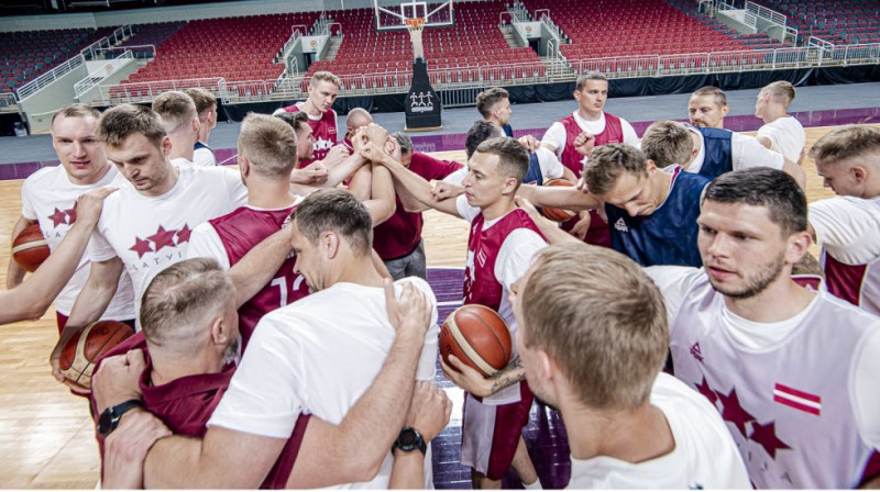 Latvijas basketbola izlase pirms spēles pret Lietuvu. Foto: LBS