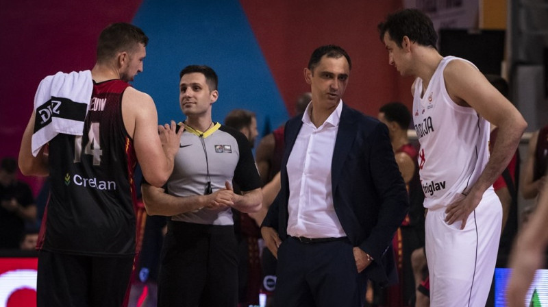 Beļģijas un Serbijas izlašu basketbolisti. Foto: FIBA