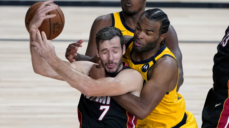 Tīdžejs Vorens cīņā ar Goranu Dragiču. Foto: USA Today Sports/Scanpix