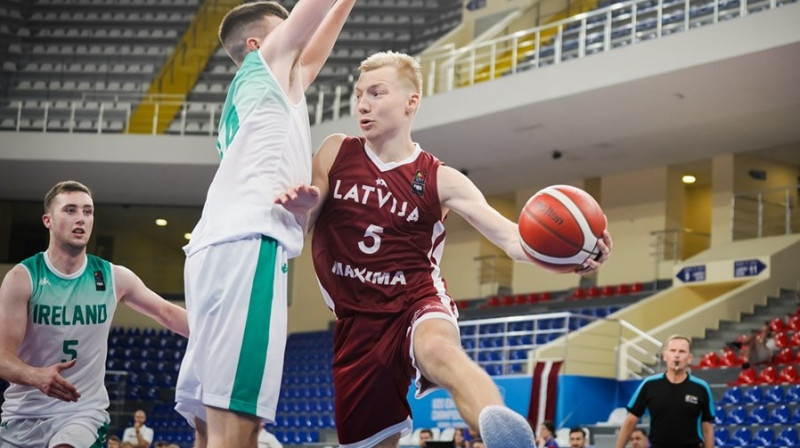 Latvijas U20 izlases basketbolists Toms Skuja ar bumbu. Foto: FIBA