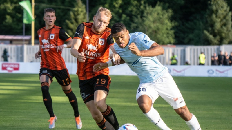 Aurelio spēlē pret Slovākijas komandu. Foto: Zigismunds Zālmanis/Riga FC