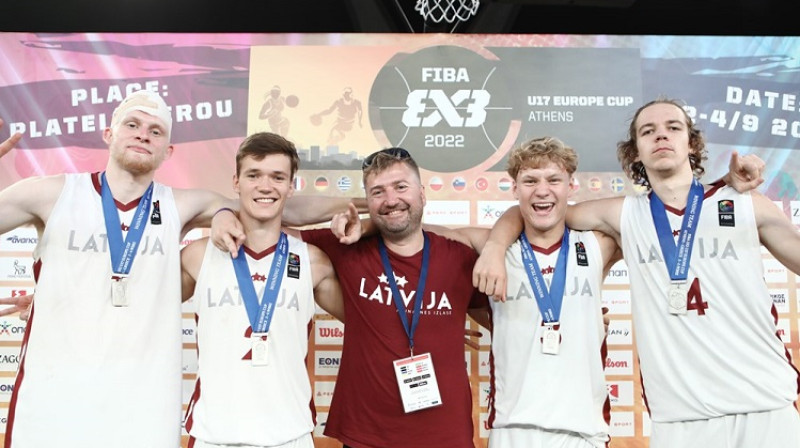 Latvijas U17 izlases basketbolisti un komandas pārstāvis Kristaps Saulītis. Foto: FIBA