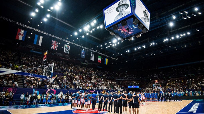 Karalienes Elizabetes II piemiņas brīdis ''EuroBasket 2022'' laikā.