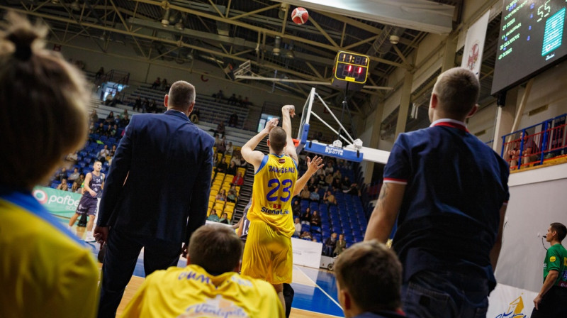 Linards Jaunzems izpilda tālmetienu. Foto: Mārtiņš Goldbergs/estlatbl.com