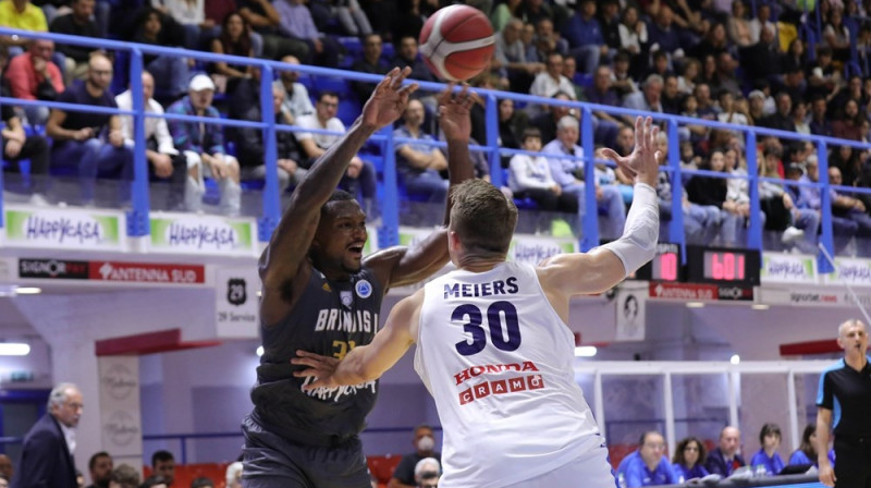 Mārtiņš Meiers aizsardzībā. Foto: FIBA