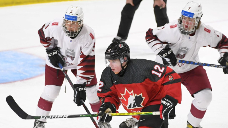 Latvijas U18 valstsvienības hokejisti Aleks Ļeonovs (Nr. 3) un Kristers Ansons (Nr. 7) spēlē pret Kanādas Austrumu komandu. Foto: Robert Lefebvre/Hockey Canada Images