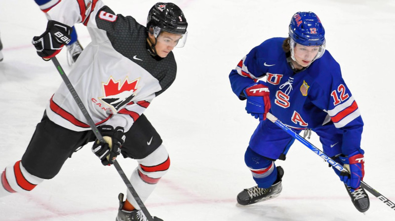 Kanādietis Hadsons Malinoskis (Nr. 9) un amerikānis Kvins Finlijs (Nr. 12). Foto: Robert Lefebvre/Hockey Canada Images