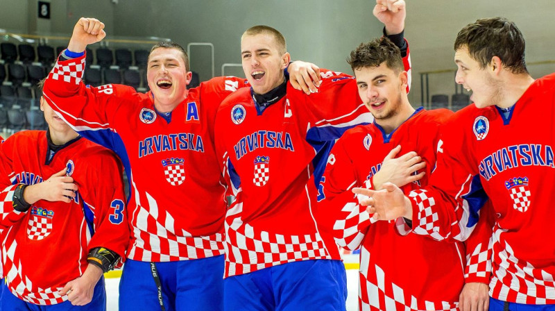 Horvātijas U20 valstsvienības hokejisti pēc uzvaras. Foto: Hockey Lietuva