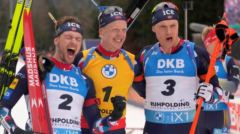 No kreisās: norvēģu biatlonisti Vetle Kristiansens, Juhanness Bē un Sturla Lēgreids. Foto: Matthias Schrader/AP/Scanpix