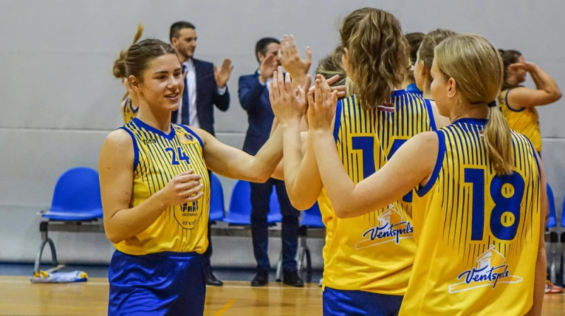 Samanta Veidemane un Ventspils basketbolistes 2022. gada 24. novembrī. Foto: Ventspils Spars