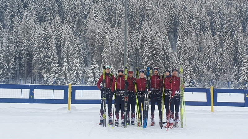 EJZOF startējošie Latvijas pārstāvji un treneris D.Vuškāns. Foto: Infoski.lv