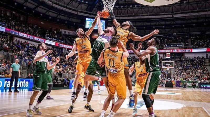 Cīņa par bumbu Malagas "Unicaja" un Atēnu AEK spēlē. Foto: FIBA