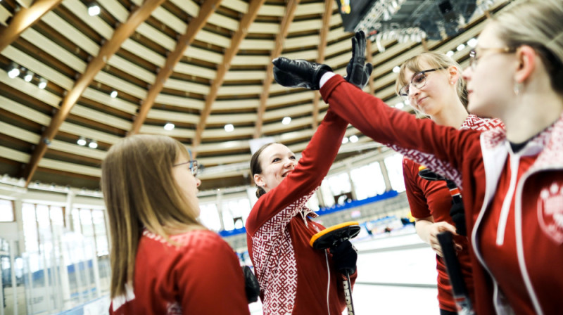 No kreisās: Evelīna Barone, Veronika Apse, Ērika Patrīcija Bitmete, Rēzija Ieviņa
Foto: WCF/Alina Pavlyuchik