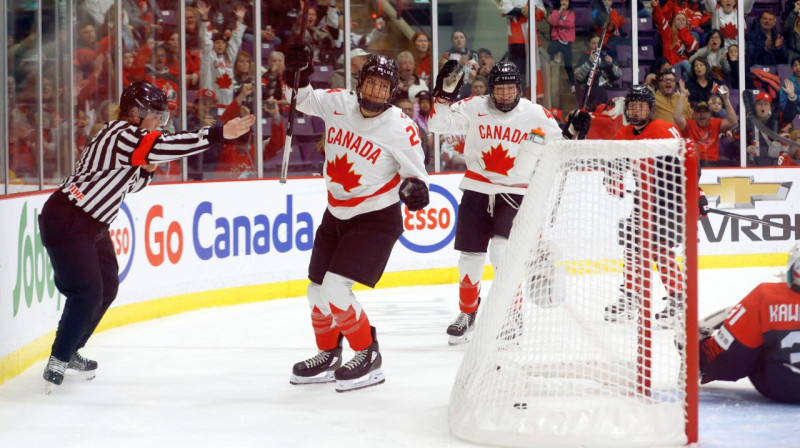 Kanādas valstsvienības hokejiste Natālija Spūnere (Nr. 24) mirkļus pēc vārtu guvuma. Foto: Cole Burston/Zumapress.com/Scanpix