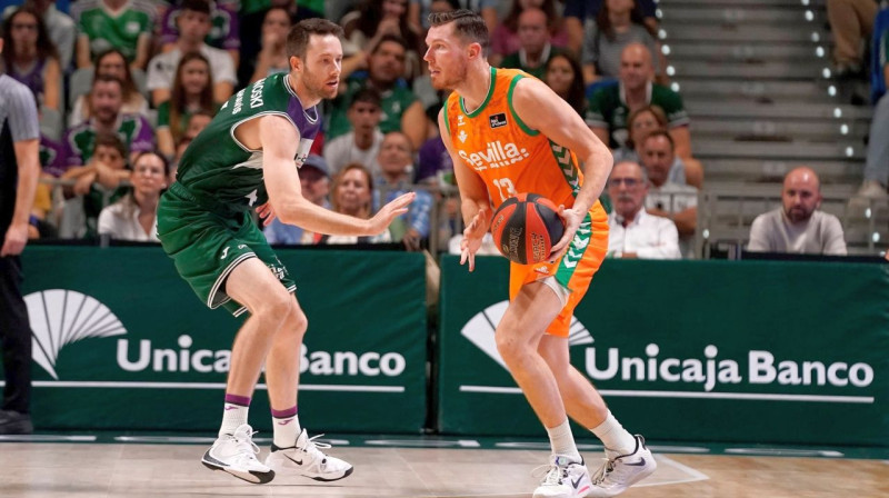 Dairis Bertāns ar bumbu. Foto: Real Betis Baloncesto