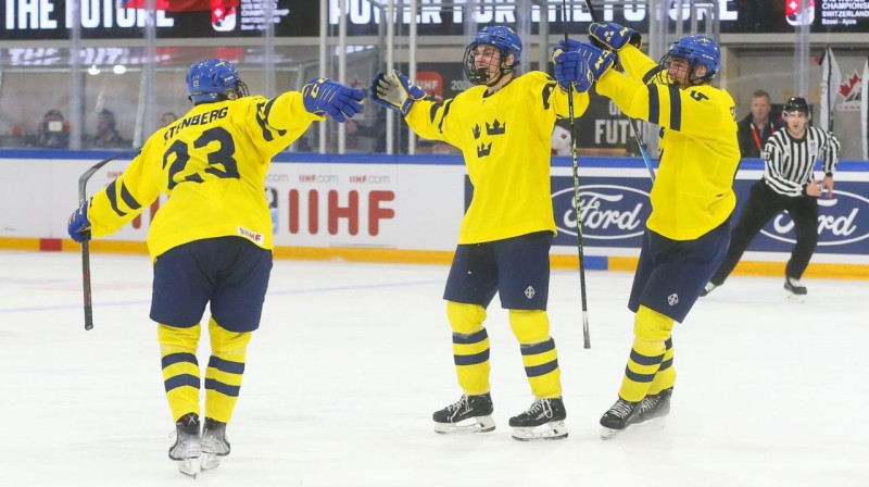 Zviedrijas U18 valstsvienības hokejisti. Foto: IIHF
