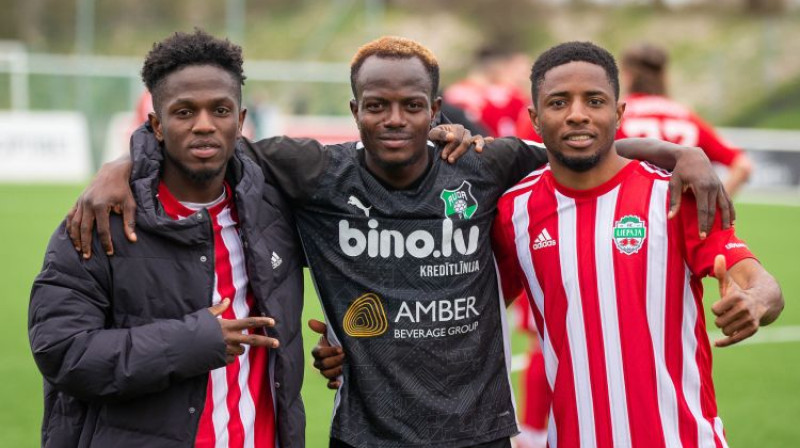 Abioduns Ogunniji kopā ar "Liepājas" leģionāriem. Foto: Kristians Putniņš/FK "Auda"