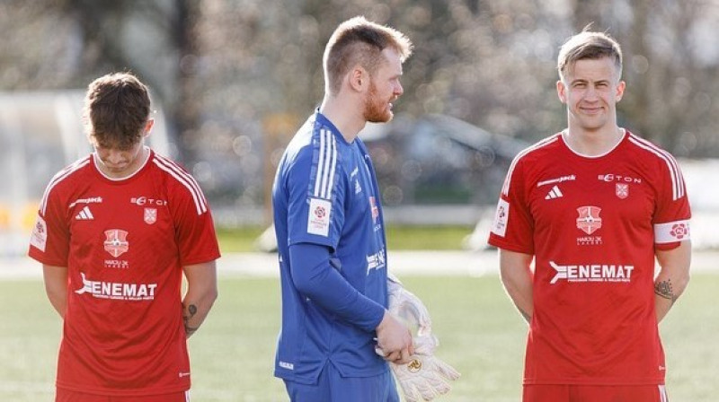 Vārtsargs Ivans Baturins un Lāgri "Harju" futbolisti. Foto: Oliver Tsupsman/Soccernet.ee