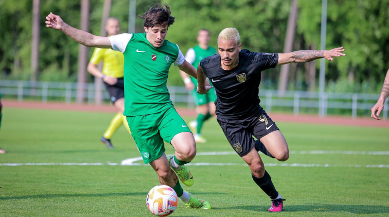 Ruans Ribeiru ("Valmiera") pret Zurabu Ruhadzi ("Metta"). Foto: Jānis Līgats/Valmiera FC