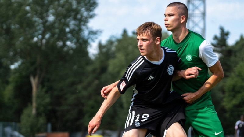 Roberts Meļķis cīņā ar Lūkasu Vapni. Foto: Aiga Veisa