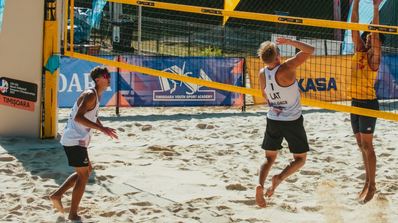 Kristians Fokerots un Olivers Bulgačs. Foto: G/.Grozav/M.Adamache/P.Maurizio / U22 Beach Volleyball European Championships