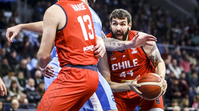 Čīles izlases centrs Menijs Svaress. Foto: FIBA