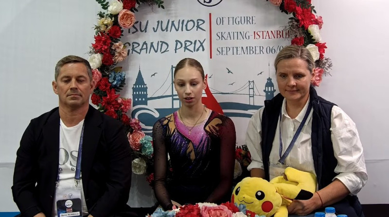 Tehniskais speciālists Raimo Reinsalu, Sofja Stepčenko, trenere Olga Kovaļkova. Foto: ISU Junior Grand Prix