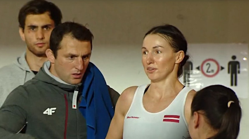 Treneris Armands Zvirbulis un cīkstone Anastasija Grigorjeva. Foto: LTV1