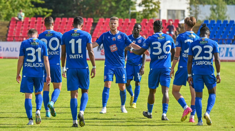 Kaspars Dubra (vidū) ar komandas biedriem. Foto: FK Panevėžys