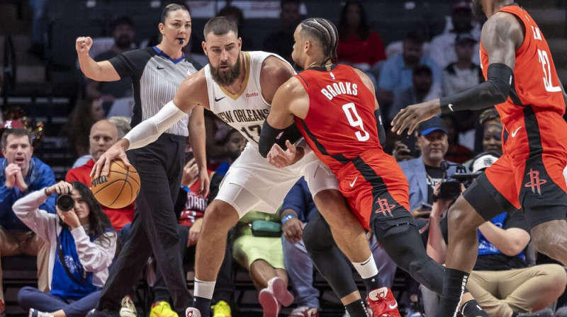 Dilons Brukss aizsardzībā pret Jonu Valančūnu. Foto: USA Today Sports/Scanpix