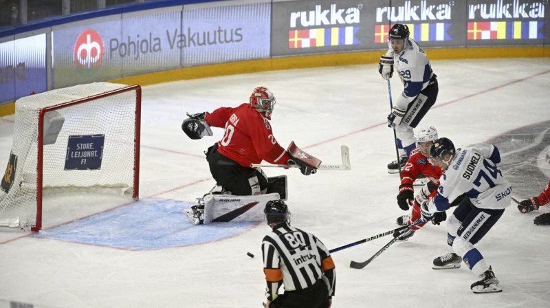 Mirklis pirms Ansi Suomelas vārtu guvuma spēlē pret Šveices valstsvienību. Foto: Antti Aimo-Koivisto/Lehtikuva/AP/Scanpix