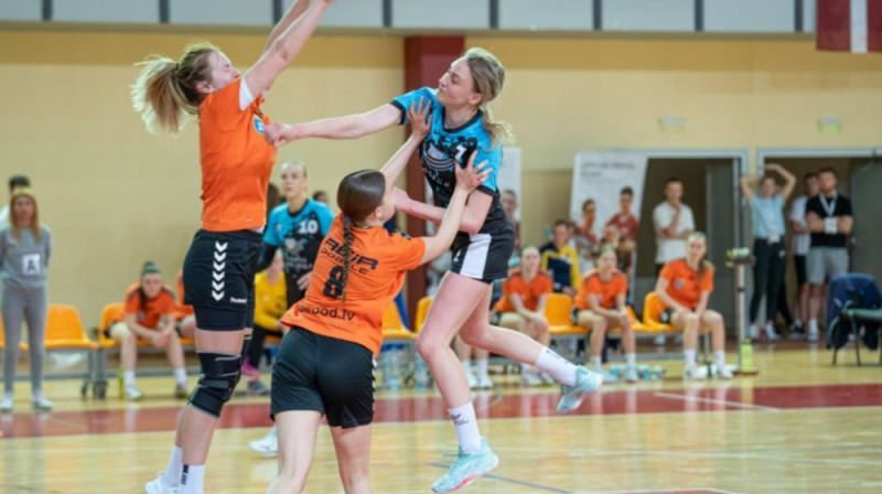 Mirklis no "Salaspils" un REIR/"Dobele SS" komandu spēles. Foto: handball.lv