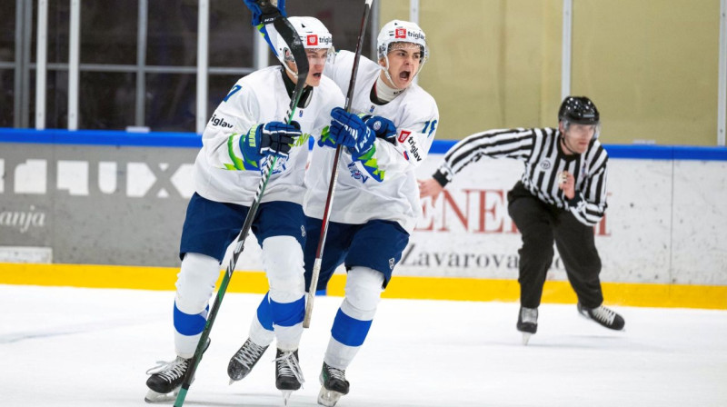 Slovēnijas U20 valstsvienības hokejisti. Foto: Domen Jančič/HZS/IIHF