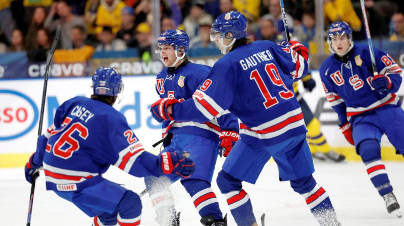 ASV U20 valstsvienības hokejisti pēc vārtu guvuma finālspēlē. Foto: TT News Agency/Reuters/Scanpix