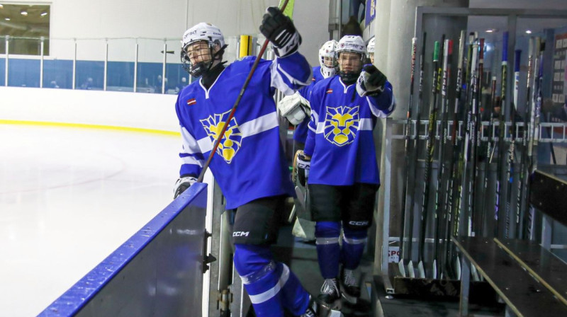 Hokeja skolas "Rīga" spēlētāji. Foto: Guntis Lazdāns/LHF