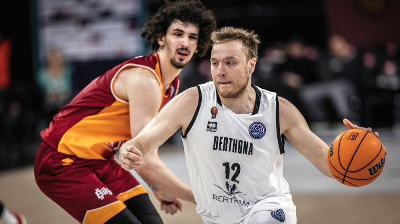 Artūrs Strautiņš spēlē pret Stambulas "Galatasaray". Foto: FIBA