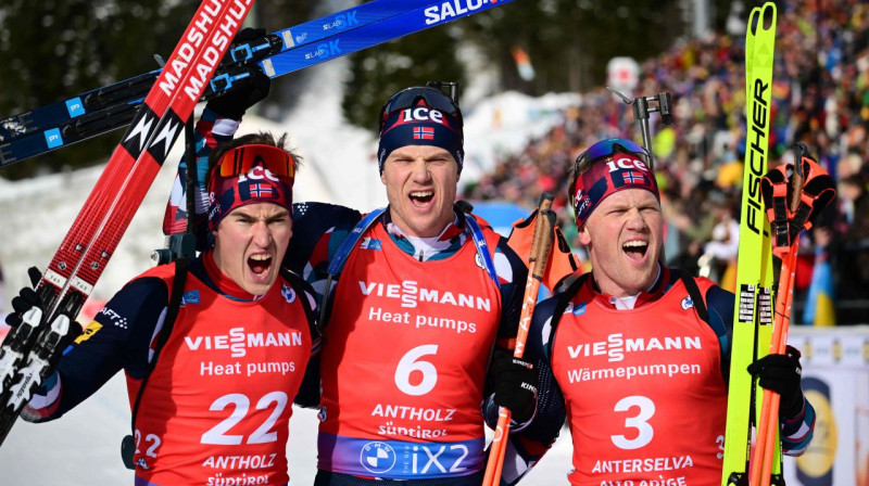 Norvēģu biatlonisti Vetle Kristiansens (Nr. 6), Juhanness Dāle (Nr. 3) un Vebjērns Sērums (Nr. 22) pēc sacensībām ar kopēju startu Antholcā. 
Foto: Marco Bertorello/AFP/Scanpix