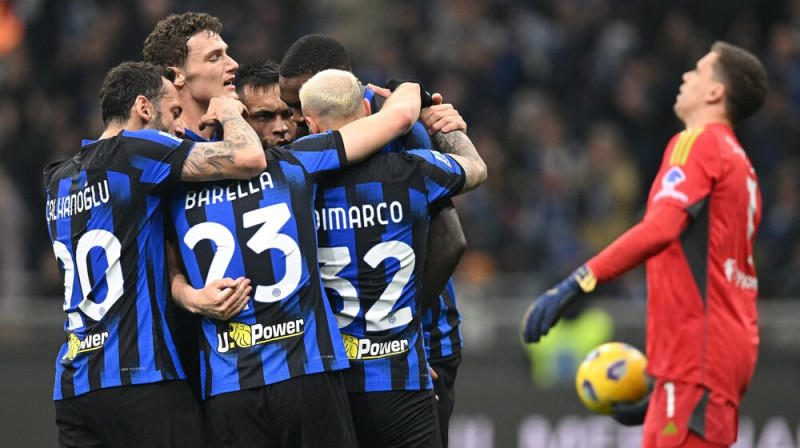 Milānas "Inter" futbolisti un Vojcehs Ščensnijs. Foto: Reuters/Scanpix