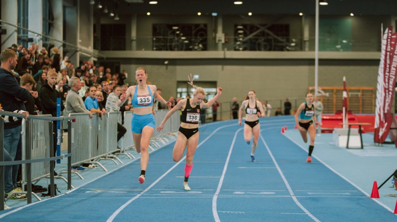 Spraigais finišs 200m jaunietēm. Pirmā no kreisās: rekordiste V.Mauriņa, B.Buka (otrā no kreisās). Foto: Guntis Bērziņš.