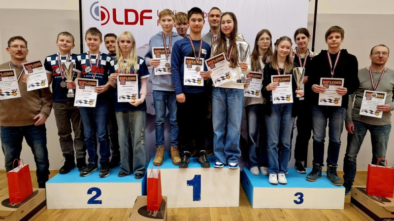 Pirmais trijnieks U16 grupā. Foto: Latvijas Dambretes federācija.